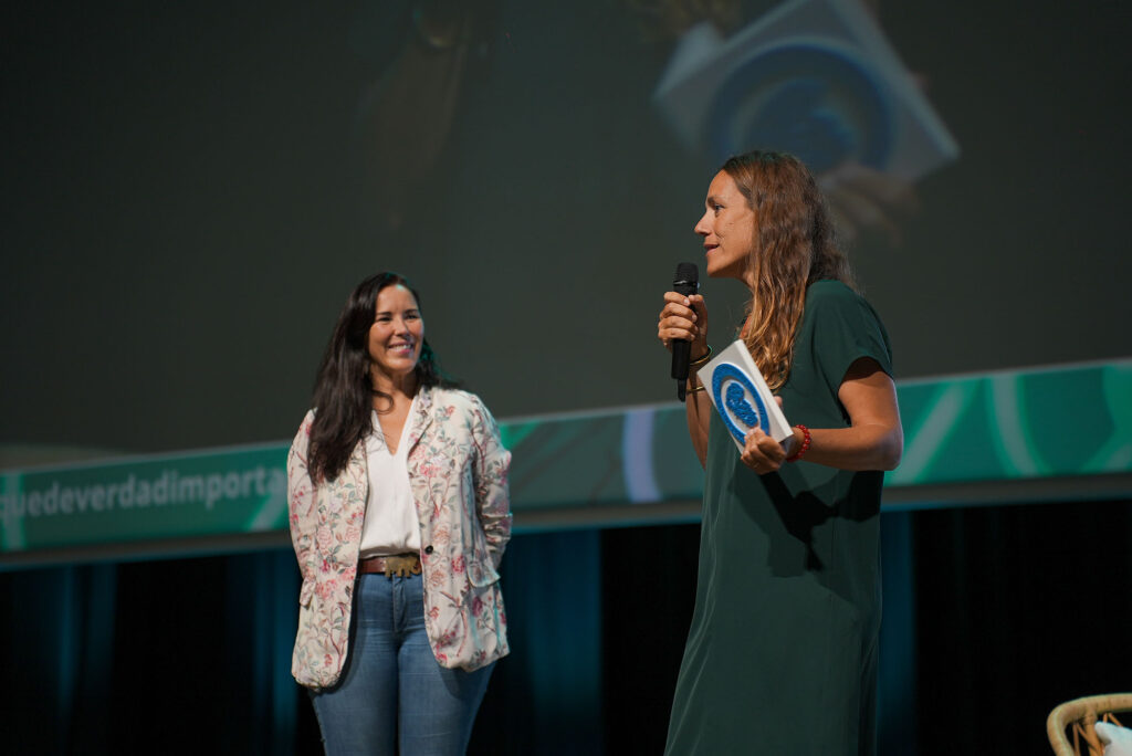 Berta Lázaro recogiendo la distinción de centro educativo aliado de la Fundación Lo Que De Verdad Importa